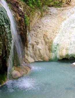 Acqua termale di Bagni San Filippo scorre sulle rocce