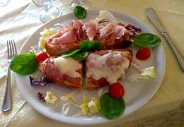 Een smakelijk voorgerecht geserveerd in een restaurant in Castiglione d' Orcia