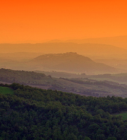 De landbouwgrond in het oranje licht van de zonsondergang